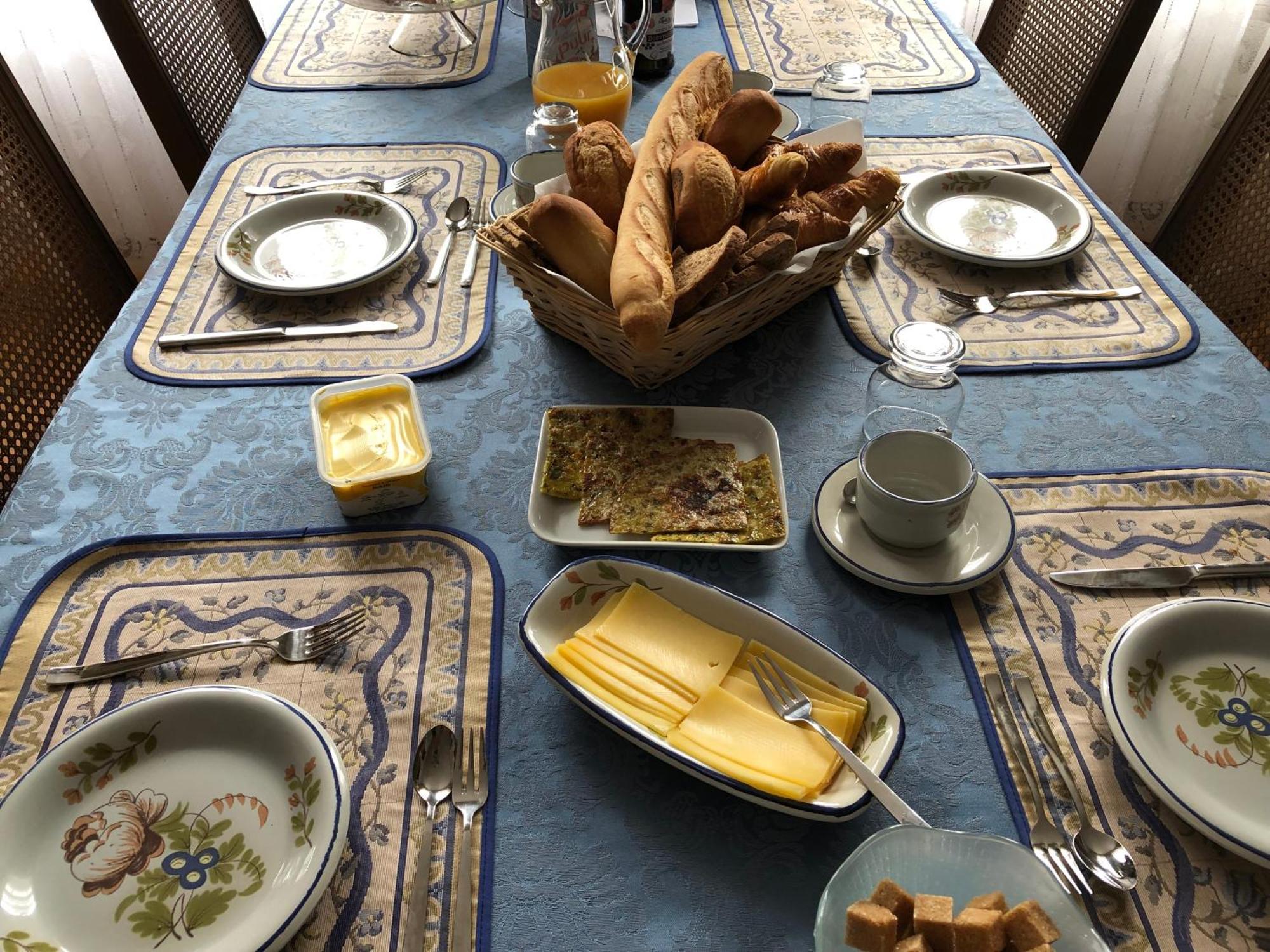 Le Voyageur Bed & Breakfast Saint-Bonnet-Troncais ภายนอก รูปภาพ
